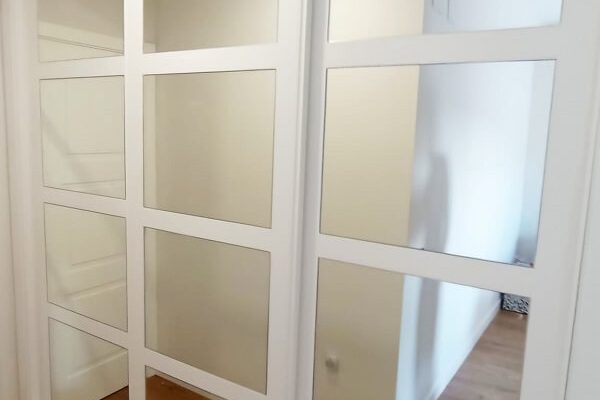 Armario con puertas de espejo