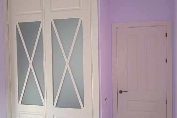 Armario y puerta blanca