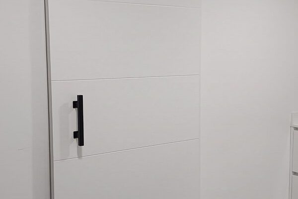 Puerta corredera blanca